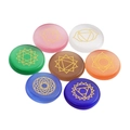 Sieben farbenfrohe Chakra-Heilsteine mit goldenen Symbolen auf weißem Hintergrund - Katzenauge Chakra Steine (7er Set)