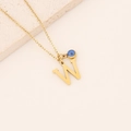 Détail du collier plaqué or avec pendentif lettre W et breloque œil bleu - Lettre W