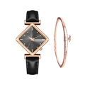 Détail montre carrée or rose avec bracelet en cuir noir et jonc orné de strass brillants - Montre noire et bracelet