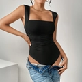 Eng anliegender schwarzer Body mit Karree-Ausschnitt und Jeans für einen lässigen Stil - S / Schwarz
