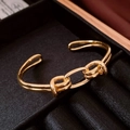 Detailansicht eines 18K vergoldeten ovalen Armreifens mit Doppelknoten auf Box - 18K Echtes Gold Plattiert Oval Offen / Gold