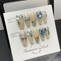 Uñas postizas beige hechas a mano con cristales azules, lazos plateados y purpurina - Extra Pequeño (XS) / Lazo Estrella Corazón Diamante