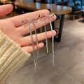 Detaillierte Nahaufnahme silberner Schleifen-Quastenohrringe mit langen Metallfransen - Silberne Schleife Quaste (925 Sterling Silber Ohrring-Pfosten)