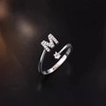 Verstellbarer Ring aus 925er Sterlingsilber mit Zirkonia-M-Buchstaben und Einzelstein - M