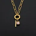 Elegante 14K vergoldete Edelstahlkette mit einem rechteckigen rosa Steinanhänger - Buchstabe L
