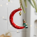 Decorazione natalizia a mezzaluna rossa con campanello d'oro e piccola figura - Ferro Rosso - Luna Renna