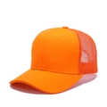 Detail der atmungsaktiven Netzrückseite und Nähte der leuchtend orangen Trucker-Sportkappe - Verstellbar / Orangerot