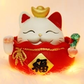 Statuetta gatto portafortuna con lingotto d'oro in un sacchetto rosso Fu - Gatto portafortuna che annuisce Benedizione (SJ0002)