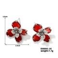 Detalle de pendientes de flor con pétalos rojos y circonitas, medidas 2,5x2,6 cm - Piedra Roja Base Plateada