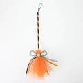 Detail eines orangefarbenen Halloween-Hexenbesens mit schwarzem Griff und Schleife - 55*20CM / Orange
