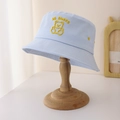 Detailaufnahme von hellblauem Kinder-Sonnenhut mit gelber Bärenstickerei und Hi there Schrift - 50-52cm / Blau