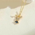 Dettaglio macro di una collana con ciondolo a coniglio dorato con zirconi e gemma blu - Coniglio in Zirconia Blu Reale (XL2706-2)