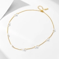 Collana di perle minimalista in argento s925 con catena dorata e chiusura regolabile su bianco - Argento 925 / Oro