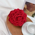 Eleganter großer roter Rosen-Haarclip aus Stoff auf einem Holztablett für Damen - 10cm Hellrote Rose Haarkralle