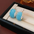 Dettaglio di orecchini a cerchio in cristallo azzurro con texture effetto ghiaccio tritato - Perno in argento-Cerchi blu