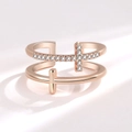 Dettaglio dell'anello a doppio strato in oro rosa con croce e zirconi scintillanti - Aperto Regolabile / Oro rosa
