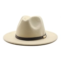 Detail van de beige vilten fedora hoed met bruine sierband en gouden gesp - M (56-58cm) / Beige