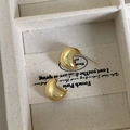 Macro di orecchini a mezzaluna dorati minimalisti con finitura a specchio lucidata - Oro