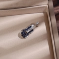 Vue macro d'une broche guitare en argent sertie de cristaux bleu foncé - Violon / Argent-Bleu