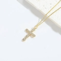 Collana con croce minimalista dorata con zirconi a forma di cuore su sfondo in pietra bianca - Croce a Cuore in Zirconia Bianca Oro