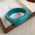 Detail van een vintage vergulde parelmoer open armband in een sieradendoosje - Cyaanblauw Marmerpatroon
