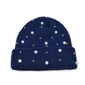 Dettaglio del berretto in maglia blu scuro con perle bianche e decorazioni metalliche - Taglia unica / Blu navy