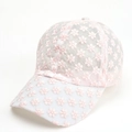 Dettaglio del ricamo floreale rosa e della rete bianca traspirante sul cappello - Regolabile / Rosa