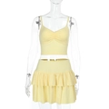Detail eines hellgelben zweiteiligen Sommer-Sets mit gerafftem Camisole und Volantrock - XS / Gelb