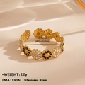 Adjustable stainless steel ring with black and white enamel daisies in golden finish - 853-8 / Gold