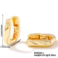Detailansicht polierter goldener U-förmiger Ohrringe mit Maßen 2,2 cm mal 1,9 cm - Unregelmäßige U-förmige Creolen
