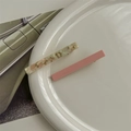 Detalle de pinzas para el cabello de acetato con patrón de mármol en bandeja blanca - Rosa Corto Juego de 2