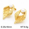 Boucles d'oreilles rétro françaises dorées à texture feuille et perle blanche - Design de Feuille Texturée en Perle (KE112258-MZOZ)