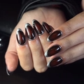 Korte amandel kunstnagels in donker roodbruin met metallic zilveren french tips - Frans Bourgondië (JP3551)