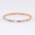 Elegante gouden titanium stalen open armband met wit schelp-inlegwerk en sprankelende diamanten - Roségoud