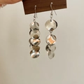Boucles d'oreilles pendantes à paillettes argentées avec franges métalliques - Paillette ondulée multicouche argentée (MY36562)