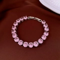 Gros plan d'un bracelet en argent avec zircons roses ronds sertis à quatre griffes - Style 62# Argent Rose Rond Tennis