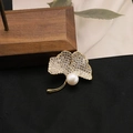 Spilla foglia di ginkgo con perla naturale e strass luminosi, placcatura in oro 18 carati - Spilla Foglia di Ginkgo / Design a forma di pianta