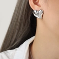Boucles d'oreilles cœur argentées 3D en acier titane avec une finition lisse et moderne - Boucles d'oreilles en argent