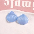 Primer plano de dijes de resina azul en forma de concha con brillo perlado suave - Azul oscuro