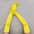 Dettaglio di guanti lunghi in raso giallo brillante per abiti da sera eleganti anni '20 - Taglia unica / Giallo Chiaro
