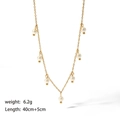 Collana in titanio placcato oro 18K con 7 perle bianche e catena regolabile - Stile Sette Perle Dorate (YYN023148)