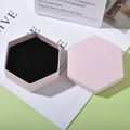 Roze zeshoekig sieradendoosje met zwarte fluwelen voering en open deksel - Roze