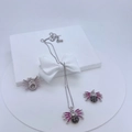 Dettaglio macro di collana e orecchini a forma di ragno con cristalli neri e rosa - #7 Set Ragno in Argento con Pietre Nere e Rosa B