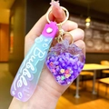 Dettaglio del portachiavi a fragola viola con perline mobili e cinturino in silicone - Cinturino Sfumato / Viola