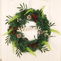 Ghirlanda natalizia 55cm con aghi di pino, bacche rosse e scritta Welcome in legno sulla porta - Ghirlanda Mista aghi di Pino Ramo d'Ulivo 50cm Con Segno Welcome (Senza Luci)