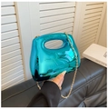 Cyanblaue Acryl-Handtasche mit Spiegeleffekt, ovalem Hohlgriff und goldener Kette - Blau