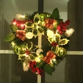 50cm Weihnachtskranz mit roten Beeren, Schleifen und LED-Licht am Glasfenster - 30cm (Mit LED)