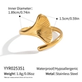 Vue macro d'une bague feuille de ginkgo en acier plaqué or 18K avec dimensions détaillées - Réglable / Design Feuille de Ginkgo (YYR025351)