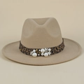 Détail du ruban léopard orné de perles et de fleurs sur un chapeau fedora en laine - M (56-58cm) / Abricot