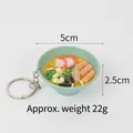 5cm Simulation Ramen Nudelschüssel Schlüsselanhänger, 22g realistisches Miniatur-Essen - Würstchen-Nudeln / Schlüsselanhänger-Stil